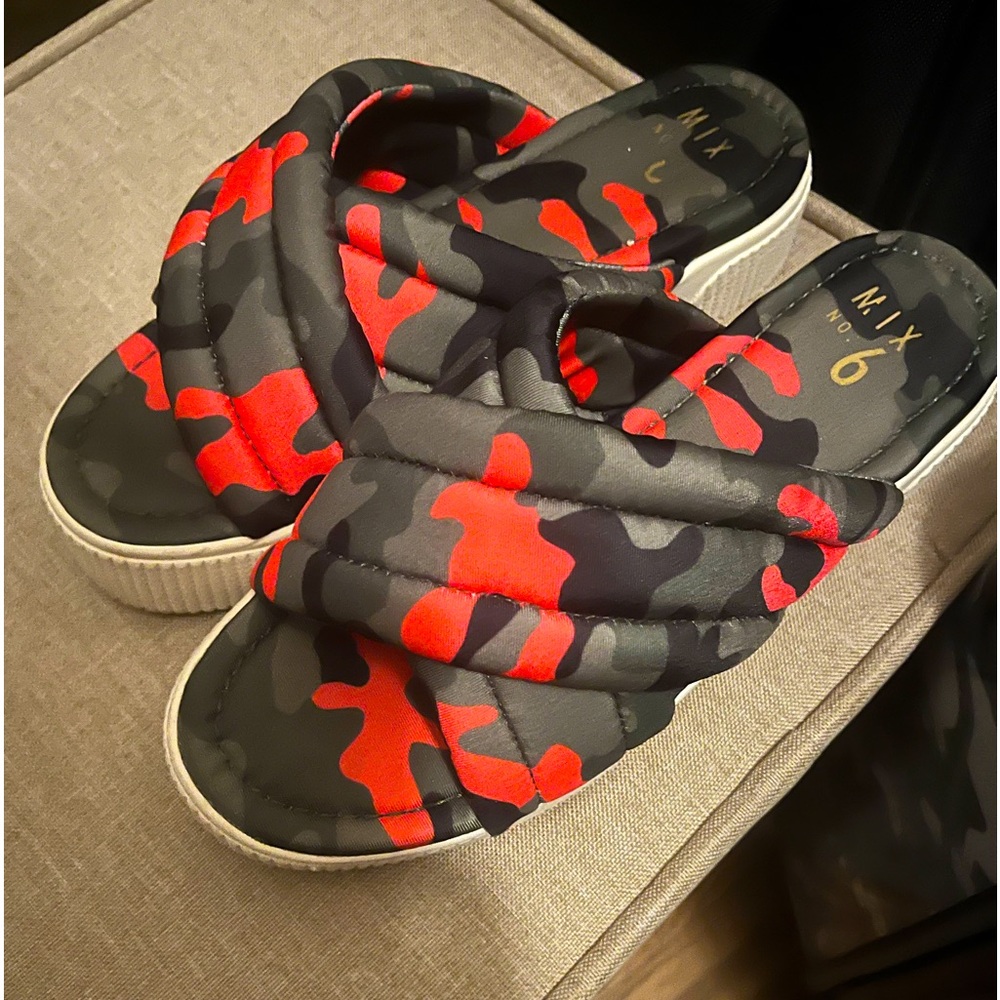 Cute army green and hot pink camouflage platform slippers 🤩